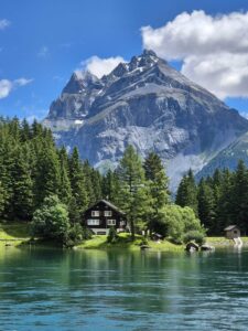 Seehaus und Berge in der Schweiz