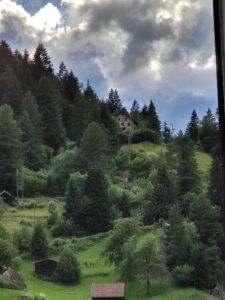 Haus im Wald mit Wolken am Himmel.